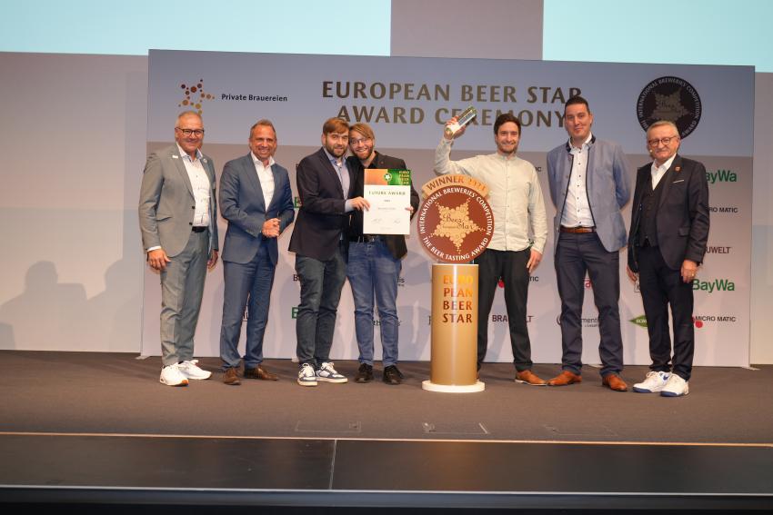 Das Foto zeigt von links nach rechts: Georg Rittmayer, Umweltminister Thorsten Glauber, die Preisträger der Brauerei Göller aus Zeil am Main,  Martin Schimpf und Roland Demleitner.