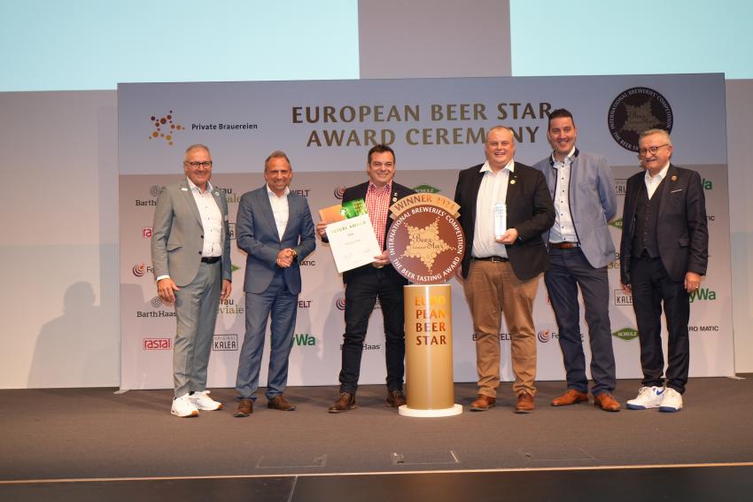 Das Foto zeigt von links nach rechts: Georg Rittmayer, Umweltminister Thorsten Glauber, die Preisträger der Brauerei Baar,  Martin Schimpf und Roland Demleitner.