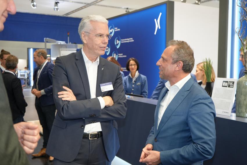 Umweltminister Thorsten Glauber beim Messe-Rundgang durch Halle 7, hier im Gespräch mit Christoph Klenk, Vorstand der Krones AG.