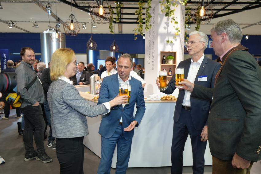 Umweltminister Thorsten Glauber (Mitte)
