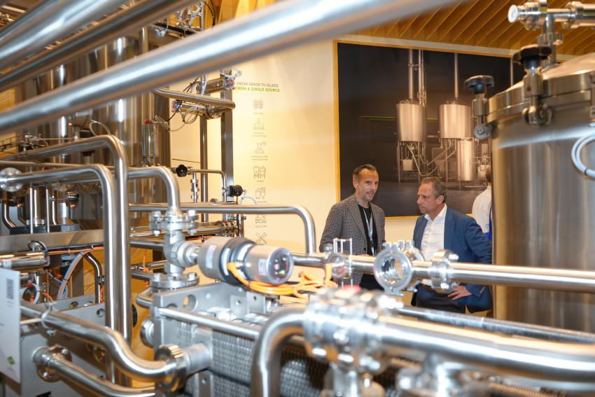 Das Foto zeigt Umweltminister Thorsten Glauber und Johannes Schulz-Hess in Halle 9 (Braumaschinenhersteller Kaspar Schulz Brauereimaschinenfabrik & Apparatebauanstalt GmbH).