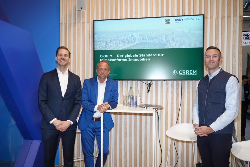 Am Messestand stehen Umweltminister Thorsten Glauber (2. v. li.) zusammen mit Vertretern des Bayerischen Bauindustrieverband BBIV.