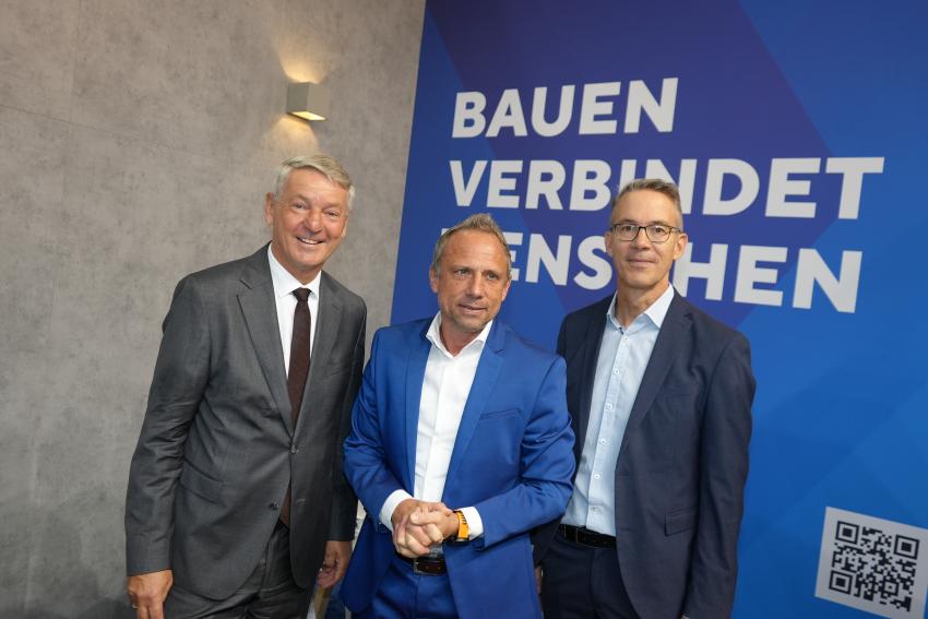 Umweltminister Thorsten Glauber (2. v. li.) zusammen mit Vertretern des Bayerischen Bauindustrieverband BBIV.