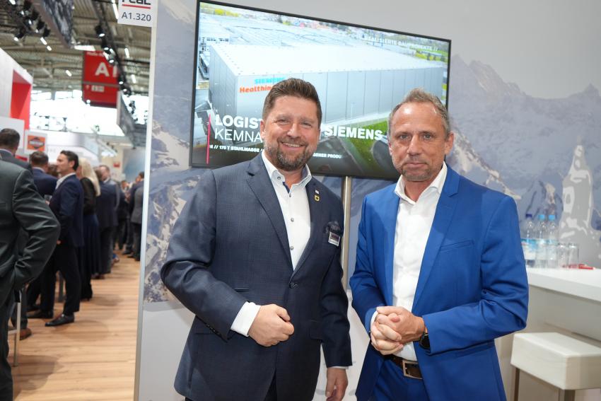 Am Messestand stehen Umweltminister Thorsten Glauber (re.) und ein Vertreter der Firma W. MARKGRAF GmbH & Co KG.