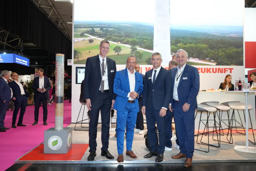 Gruppenfoto am Messestand mit Umweltminister Thorsten Glauber (2. v. li.) und Vertreter der Max Bögl Stiftung & Co. KG.
