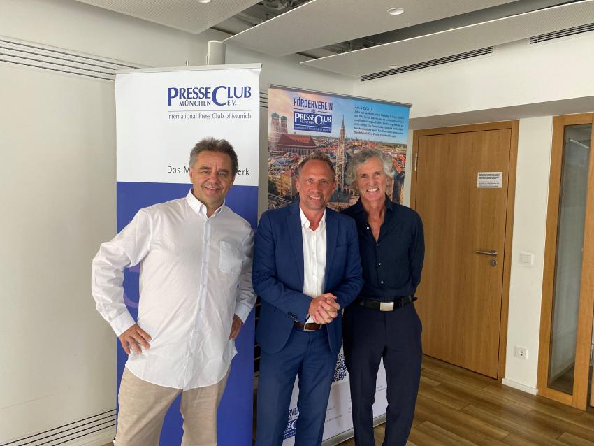von links nach rechts: Manfred Otzelberger, Presseclub München, Umweltminister Thorsten Glauber und Bergsteiger und Extremkletterer Stefan Glowacz