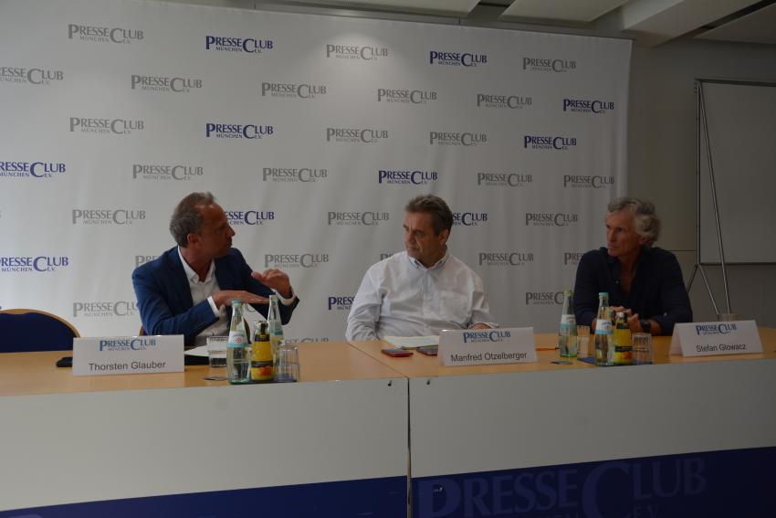von links: Umweltminister Thorsten Glauber, Manfred Otzelberger und Stefan Glowacz