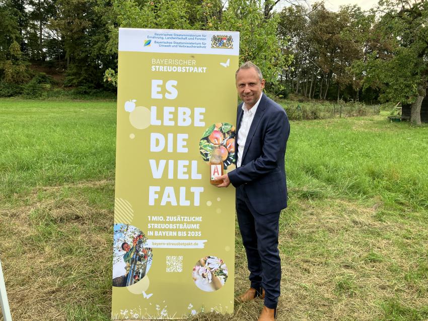 Umweltminister Thorsten Glauber beim Besuch von Streuobstwiesen im Landkreis Forchheim