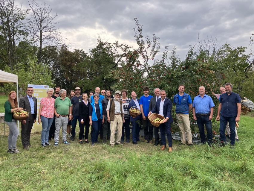 Gruppenbild u.a. mit Umweltminister Thorsten Glauber und Landschaftspflegeverband Forchheim