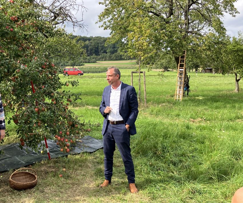Umweltminister Thorsten Glauber hält Rede