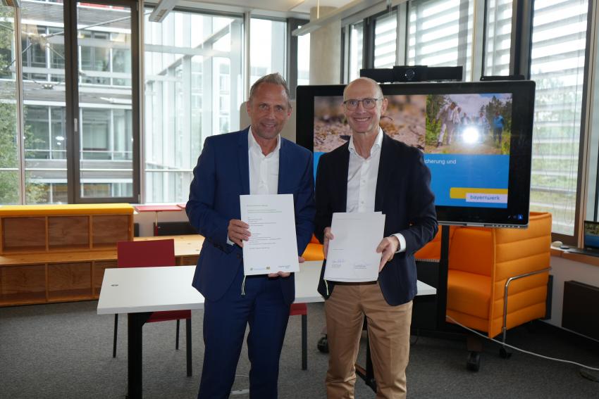Bild vergrössert sich per Mausklick - >Termin - Biotopverbund Vertragsunterzeichnung mit Bayernwerk