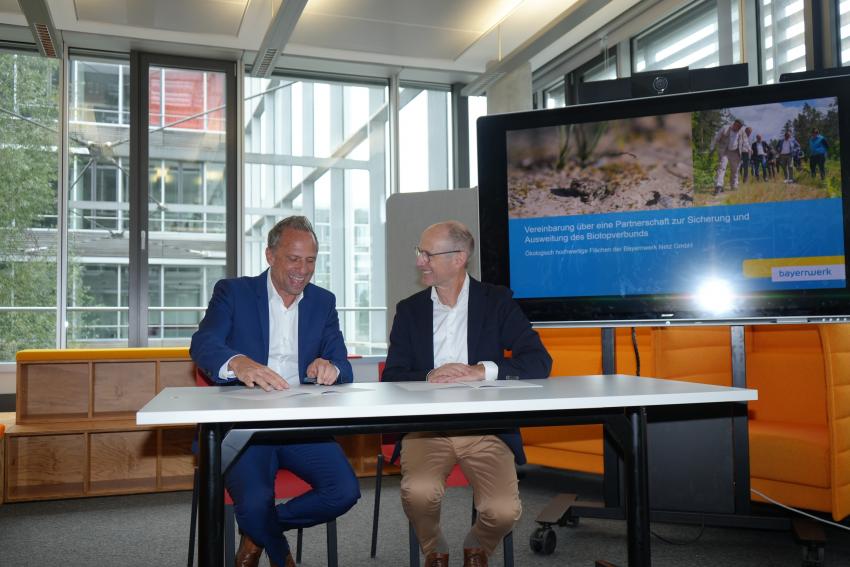 Minister Glauber mit Dr. Egon Leo Westphal, Vorstandsvorsitzende der Bayernwerk AG bei der Vertragsunterzeichnung