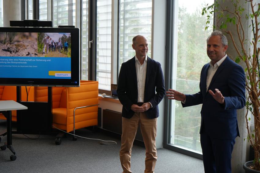 Minister Glauber im Gespräch mit Dr. Egon Leo Westphal, Vorstandsvorsitzende der Bayernwerk AG 