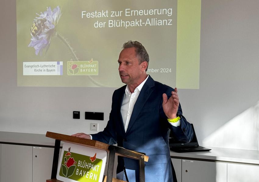 Staatsminister Thorsten Glauber betont in seiner Rede, wie wichtig eine natürliche, von Pflanzen und Wildtieren geprägte Umwelt für das Wohlbefinden von Kindern und Erwachsenen ist.