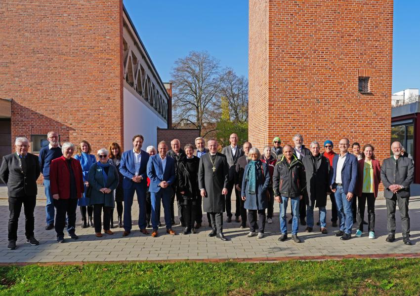 Gruppenbild der Teilnehmenden des Festaktes zur Erneuerung der Blühpakt-Allianz zwischen der Evangelisch-lutherischen Kirche in Bayern und dem bayerischen Umweltministerium am 06.11.2024 vor der Jesuskirche in Haar (Landkreis München).