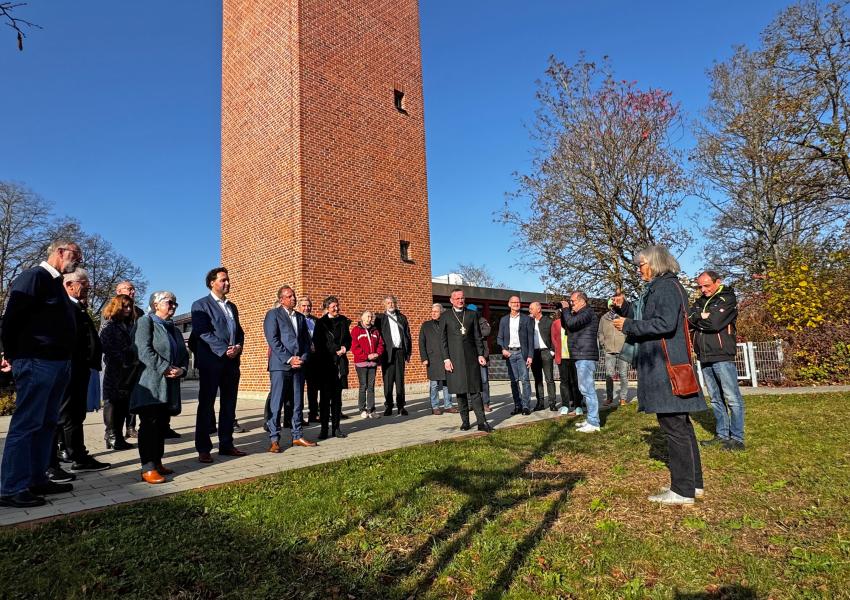 Landschaftsplanerin Carmen Lefeber (rechts im Bild) erklärt den Anwesenden, dass jeder Quadratmeter insektenfreundlicher Lebensraum wichtig ist. 