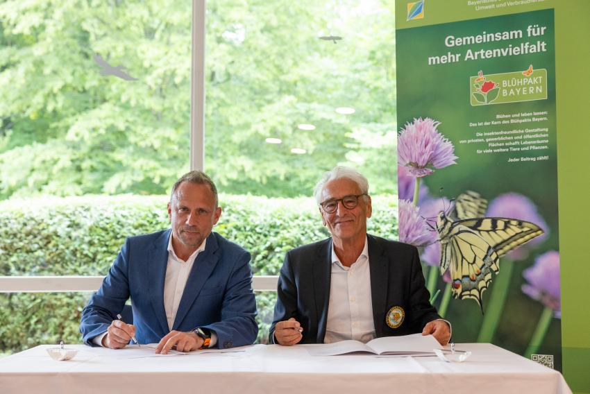 Umweltminister Thorsten Glauber und der Präsident des Bayerischen Golfverbandes Arno Malte Uhlig unterzeichnen die Blühpakt Allianz mit dem Bayerischen Golfverband für weitere 3 Jahre. (v.l.n.r.)