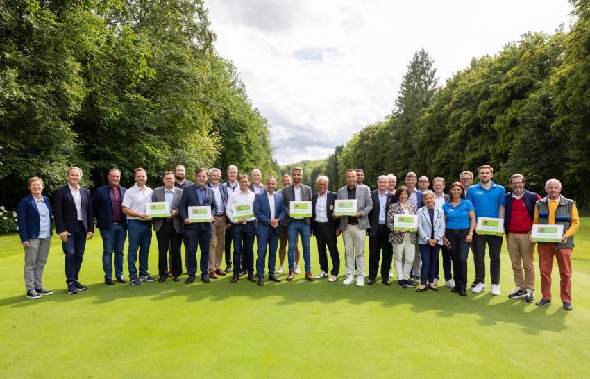 Gruppenbild mit Umweltminister Thorsten Glauber und Vertretern der ausgezeichneten 