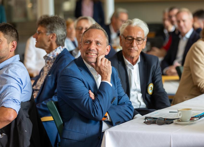 Umweltminister Thorsten Glauber und Arno Malte Uhlig, Präsident des Bayerischen Golfverbandes 