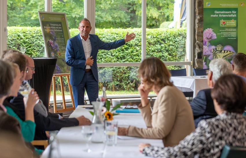 Umweltminister Thorsten Glauber hält Rede
