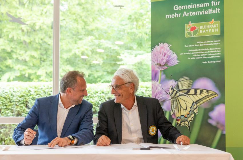 Umweltminister Thorsten Glauber und der Präsident des Bayerischen Golfverbandes Arno Malte Uhlig unterzeichnen die Blühpakt Allianz mit dem Bayerischen Golfverband für weitere 3 Jahre.