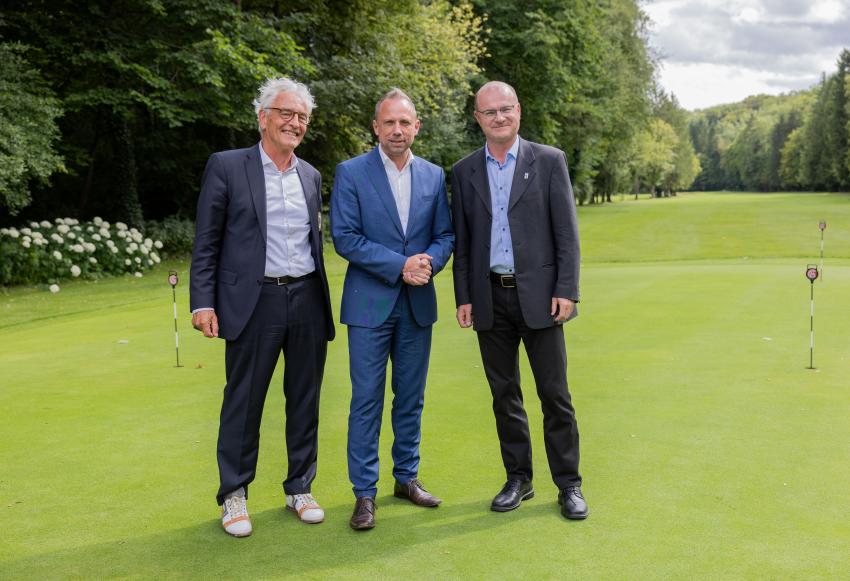 Präsident des Bayerischen Golfverbandes Arno Malte Uhlig, Umweltminister Thorsten Glauber, Norbert Schäffer, Vorsitzender des Landesbund für Vogelschutz in Bayern e.V. (v.l.n.r.)