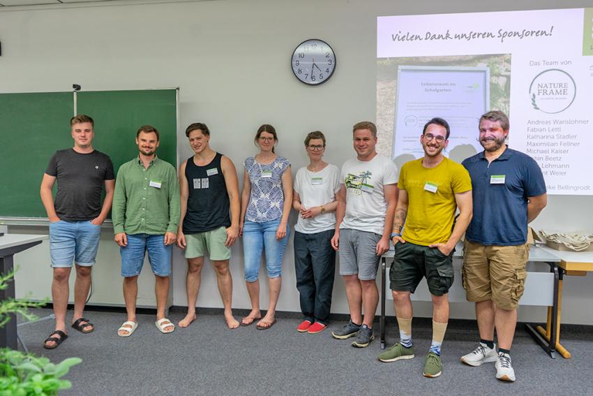 Vorstellung des Studierenden-Projekts „NATURE FRAME“: acht angehende Gärtnermeisterinnen und -meister zusammen mit ihrer Fachlehrerin Mieke Bellingrodt (Staatl. Fachschule für Gartenbau Landshut-Schönbrunn), (v.l.n.r.: F. Lettl, M. Fellner, S. Lehmann, K. Stadler, M. Bellingrodt, A. Warislohner, V. Weier, R. Beetz, (nicht auf dem Bild M. Kaiser)), Foto: Markus Wittenzeller