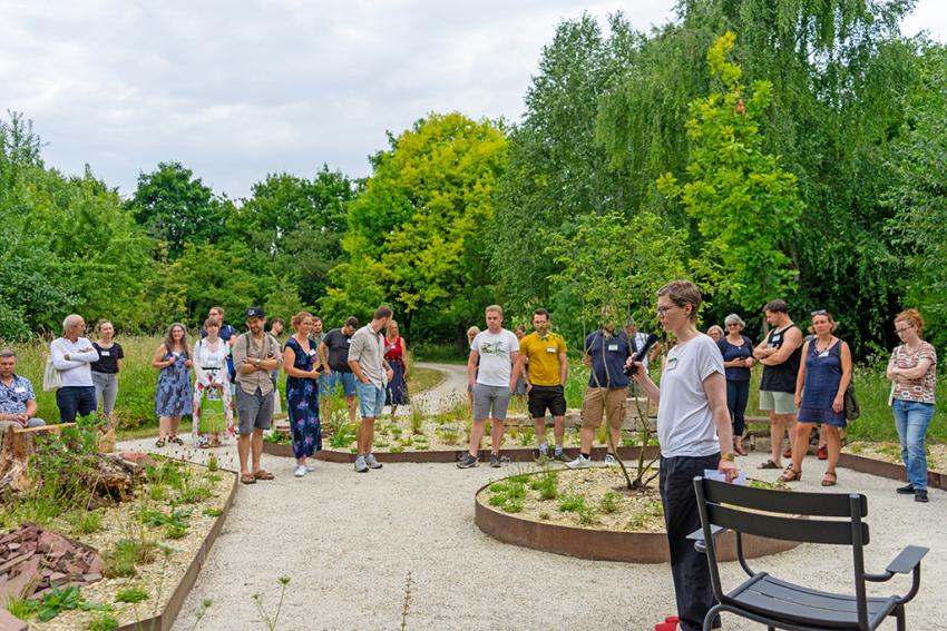 Besichtigung des Studierenden-Projekts „NATURE FRAME“ im Schulgarten, Foto: Markus Wittenzeller