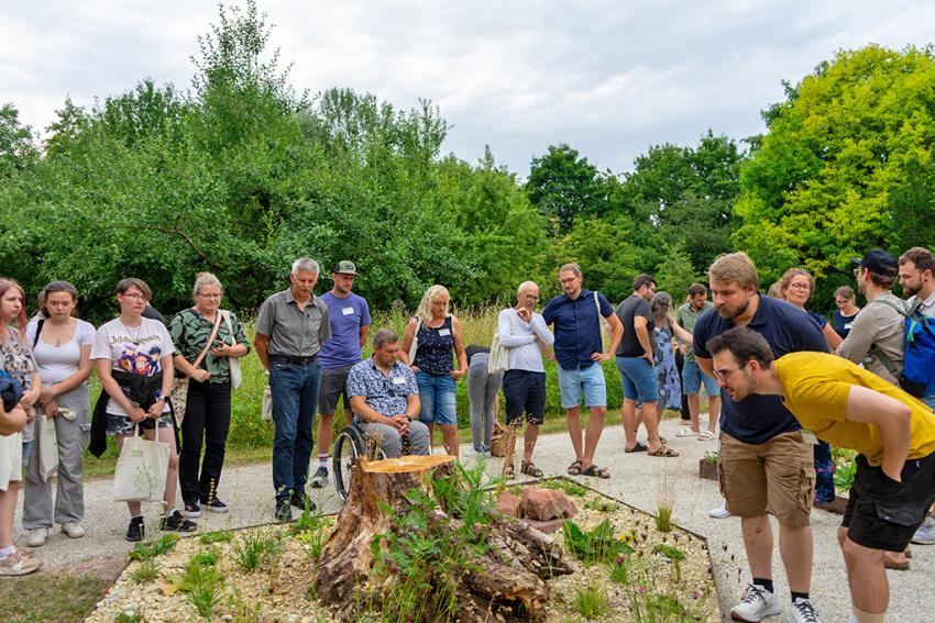 Besichtigung des Studierenden-Projekts „NATURE FRAME“ im Schulgarten, Foto: Markus Wittenzeller