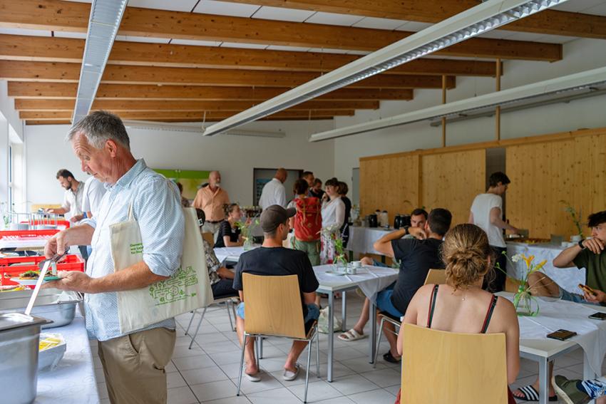 Kollegialer Austausch bei Kaffee und Kuchen, Foto: Markus Wittenzeller