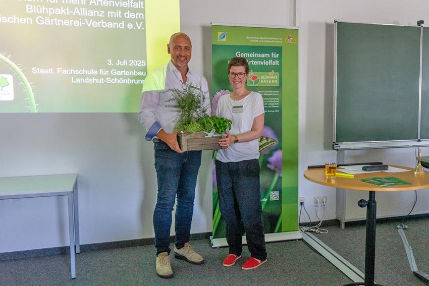 Reinhard Steinhilber (Gärtnerei Steinhilber) und Mieke Bellingrodt (Staatl. Fachschule für Gartenbau Landshut-Schönbrunn), Foto: Markus Wittenzeller