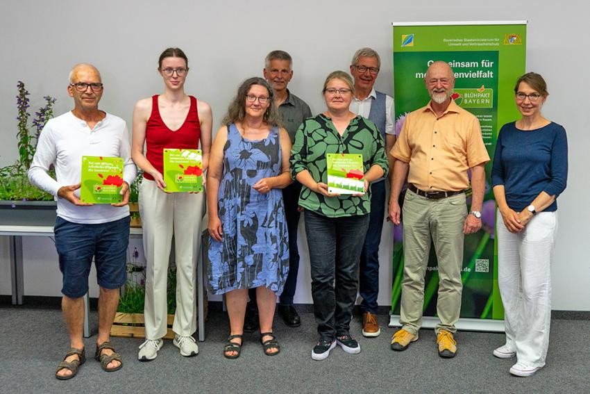 Überreichung der Blühpakt-Plakette 