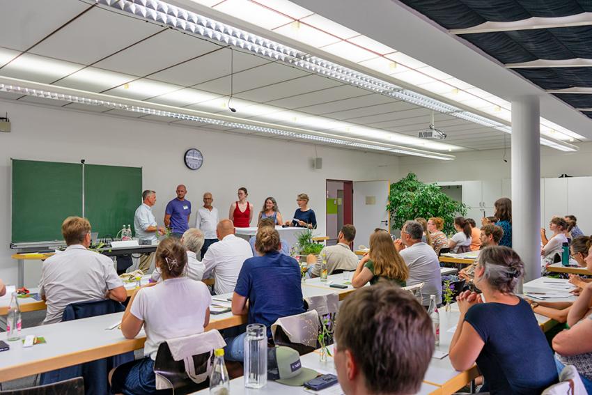 Moderiertes Gespräch: Stefan Wänke (Gärtnerei der Diakonie am Campus), Markus Altmann (Gärtnerei Altmann), Arno Panitz (Stauden Panitz), Tessa und Doris Ehrhardt (Ehrhardt Stauden), Annette Berger (Moderation, Blühpakt StMUV), Foto: Markus Wittenzeller