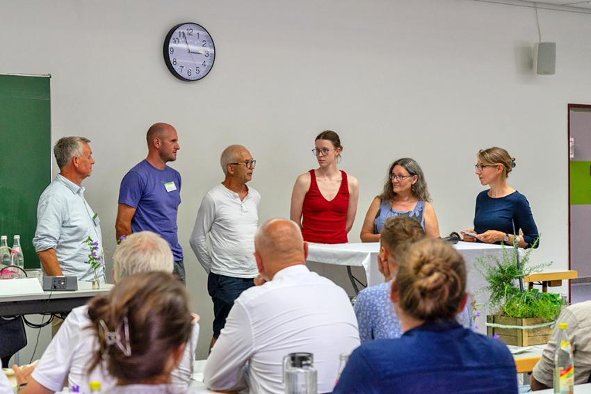 Moderiertes Gespräch: Stefan Wänke (Gärtnerei der Diakonie am Campus), Markus Altmann (Gärtnerei Altmann), Arno Panitz (Stauden Panitz), Tessa und Doris Ehrhardt (Ehrhardt Stauden), Annette Berger (Moderation, Blühpakt StMUV), Foto: Markus Wittenzeller