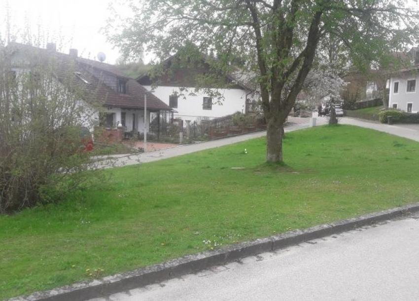 Der Dorfplatz am Griesberg zeigt eine triste Rasenfläche.