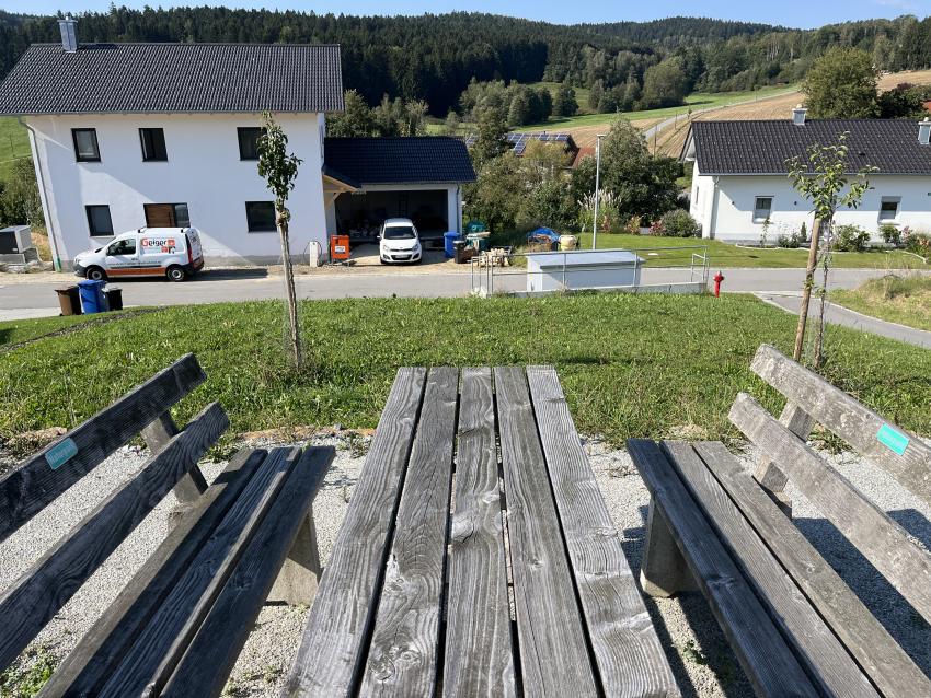 Die ersten Obstbäume sind gepflanzt und eine Bank zum Erholen ist aufgestellt, weitere Gehölzpflanzungen folgen noch.