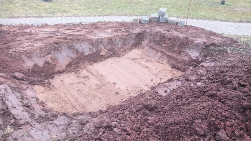 Damit sich beispielsweise Eidechsen für die Überwinterung auch in tiefere Schichten zurückziehen können, wurde eine Grube angelegt. Um einen guten Wasserabzug zu gewährleisten, wurde vor dem Platzieren der Steine eine Sandschicht eingebracht.