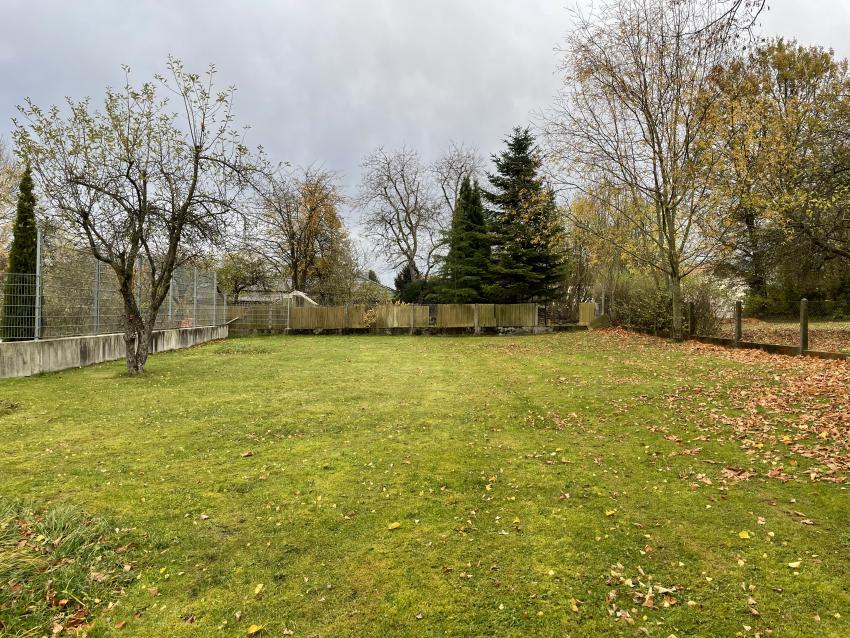 Vor der Kirche befindet sich eine schöne große Fläche, aber mit nichts weiter als Rasen.