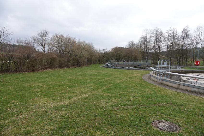 Ansicht der Teilfläche 3 im März 2024 vor der Maßnahmenumsetzung. Der artenarme Vielschnittrasen in der Kläranlage sollte durch eine Mahdgutübertragung von einer nahegelegenen Spenderfläche ökologisch aufgewertet werden.