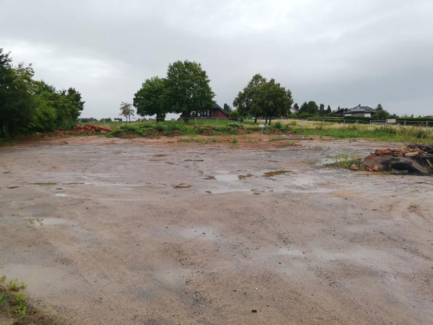 Ansicht der Teilfläche 1 im August 2023 vor der Maßnahmenumsetzung. Die Fläche diente als Lagerplatz.