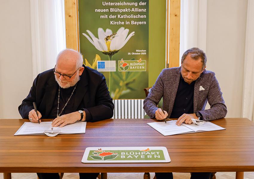 Reinhard Kardinal Marx und Staatsminister Thorsten Glauber unterzeichnen die Blühpakt-Allianz