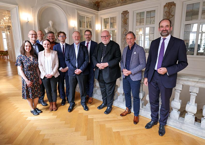 Gruppenfoto: Julia Larasser, Dr. Wolfgang Schürger (Umweltreferent der ELKB), Dr. Johannes Lohwasser (Büroleiter des Kardinals), Angelina Hacker (Blühpakt Bayern, StMUV), Mattias Kiefer (Umweltreferent der KK), Fabian Eichmeier (Katholisches Büro Bayern), Dr. Stephan Niederleitner (Referatsleiter Blühpakt Bayern, StMUV), Marcus Pertold (Abteilungsleiter Naturschutz, StMUV), Reinhard Kardinal Marx, Staatsminister Thorsten Glauber, Dr. Matthias Belafi (Leiter Katholisches Büro)