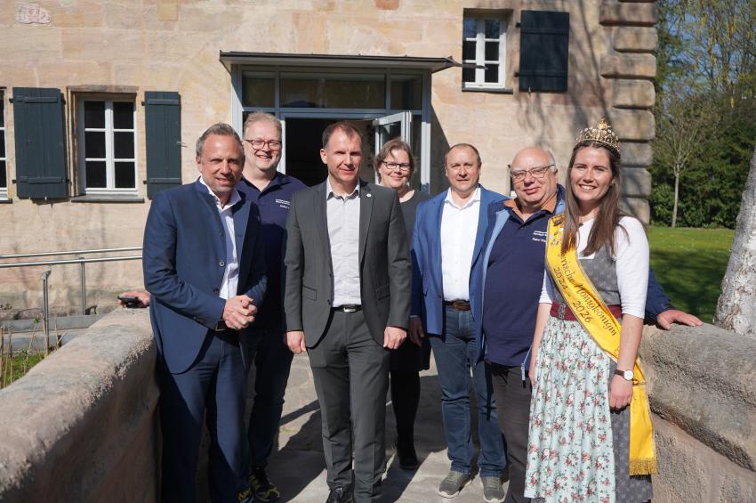 Gruppenfoto vor dem Zeidlerschloss in Feucht, v. l. n. r.: Umweltminister Thorsten Glauber, Stefan Traßl (LVBI, Bezirksverband Mittelfranken), Stefan Spiegl (Präsident LVBI), Renate Röding (1. Vorsitzende Imkerverein Monheim e. V.), Jörg Kotzur (1. Bürgermeister Markt Feucht), Rainer Holzapfel (Vizepräsident des LVBI) und Elena Eberl (Bayerische Honigkönigin ELENA I).