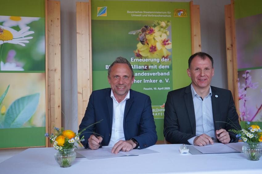 Umweltminister Thorsten Glauber unterzeichnet zusammen mit Stefan Spiegl (Präsident des Landesverband Bayerischer Imker e. V.) die Verlängerung der Vereinbarung der Blühpakt-Allianz.