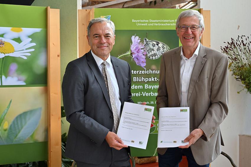Unterzeichnung der Blühpakt-Allianz mit dem Bayerischen Gärtnerei-Verband e.V., Ministerialdirektor Dr. Rüdiger Detsch (StMUV) und Hermann Berchtenbreiter (Präsident des BGV), Foto: StMUV