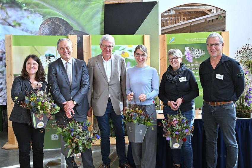 Rut Alker (Verbandsreferentin des BGV), Ministerialdirektor Dr. Rüdiger Detsch (StMUV), Hermann Berchtenbreiter (Präsident des BGV), Annette Berger (Blühpakt, StMUV), Monika und Siegfried Dumbsky (Gärtnerei Dumbsky), Foto: StMUV