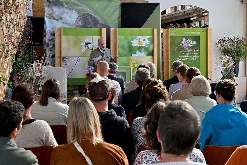 Blühpakt-Allianz Unterzeichnung in der Gärtnerei Dumbsky, Moderation durch Dr. Stephan Niederleitner (Blühpakt, StMUV), Foto: StMUV