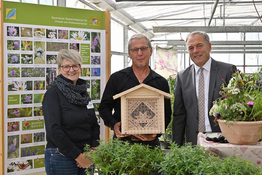 Monika und Siegfried Dumbsky (Gärtnerei Dumbsky) erhalten ein Insektenhotel von Ministerialdirektor Dr. Rüdiger Detsch (StMUV), Foto: StMUV