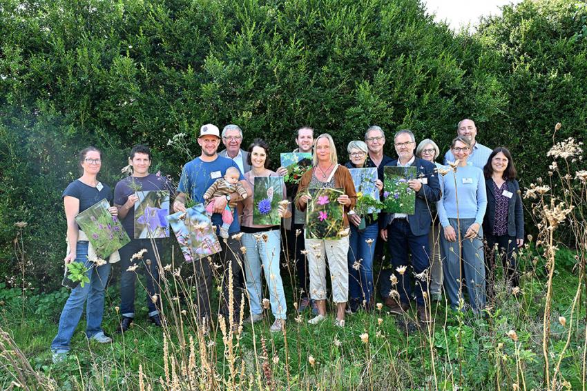 Gruppenbild mit Gärtnerinnen und Gärtnern, die ihre heimische Lieblingspflanze vorgestellt haben, Foto: StMUV