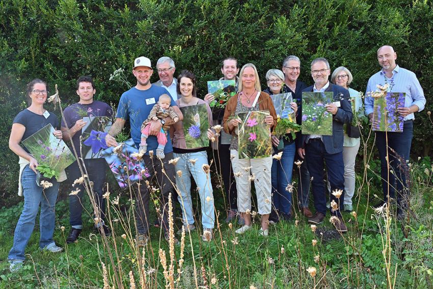 Gruppenbild mit Gärtnerinnen und Gärtnern, die ihre heimische Lieblingspflanze vorgestellt haben, Foto: StMUV